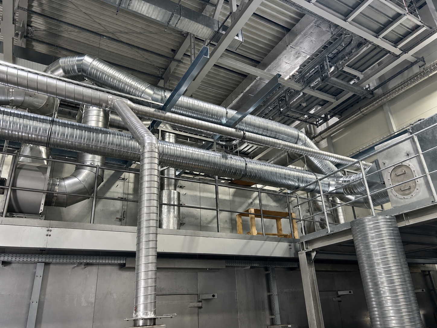 Montierte Lüftungskanäle in einer technischen Anlage